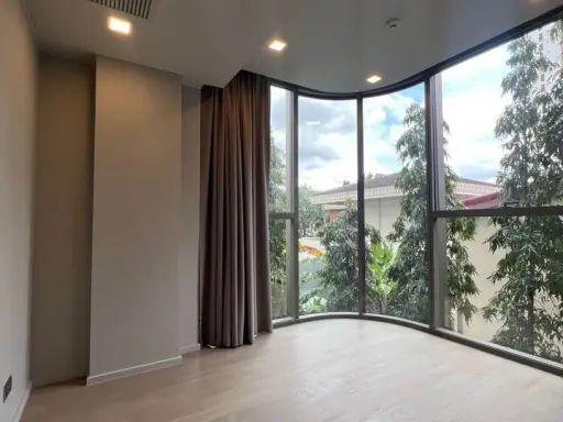 For rent: Ashton Residence 41 Super Luxury, very nice atmosphere. Small pets allowed, reserve now.