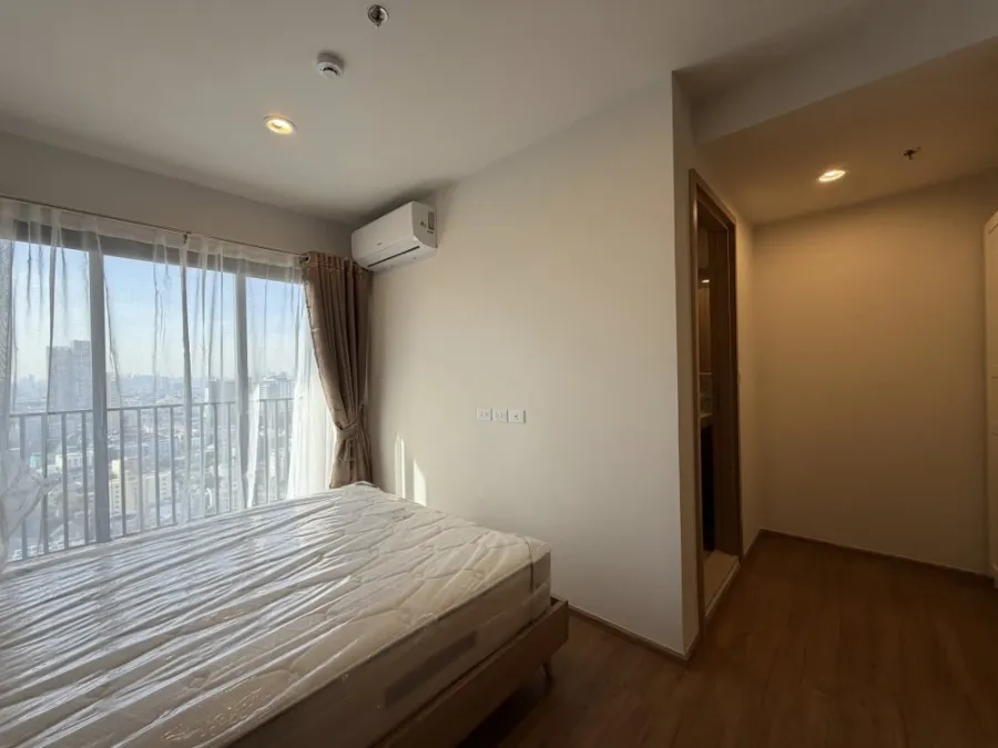 For rent: The Line Vibe Condo, 5-way Lat Phrao intersection. High floor room with plenty of space. Must book!