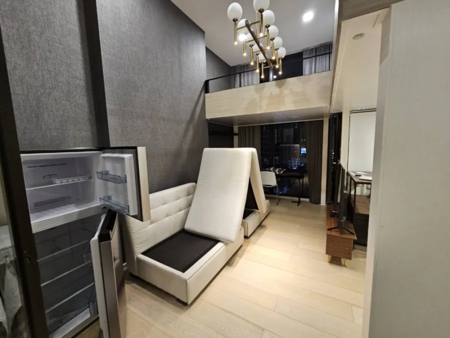 Sell, rent, Chewathai Residence Asoke, DUPLEX room, high ceiling, airy, nice decoration, hurry up and reserve it.