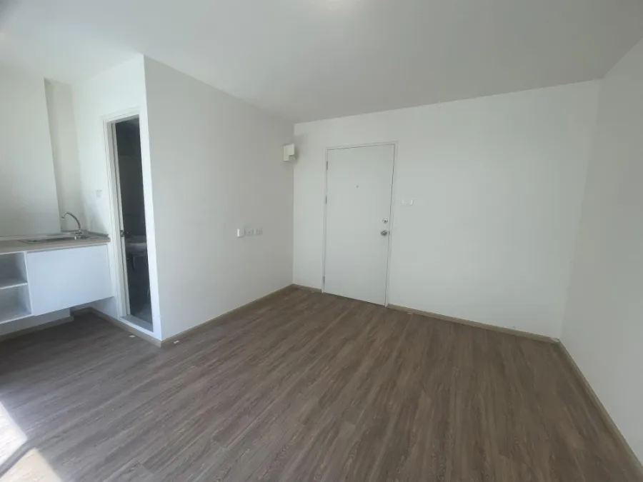 For rent: Lumpini Township Rangsit Klong 1, unfurnished unit, 6th floor. Great location, convenient transportation. Don't miss out!