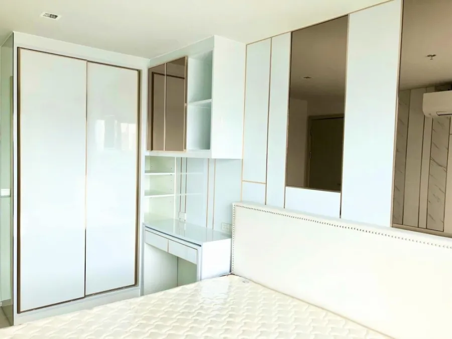 Condo for sale/rent, Life Lat Phrao, decorated with built-in marble patterns, high floor, east facing, just come and move in.
