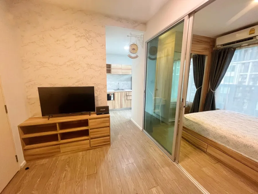 For rent, Happy Condo Don Mueang, The Terminal, 6th floor, pool view, fully furnished, with nice wallpaper, book now.