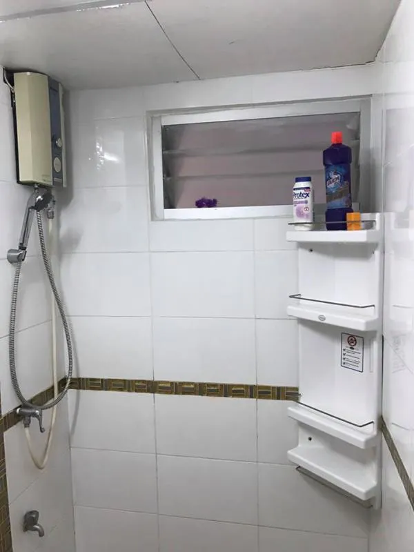 For rent, Lumpini Center Happyland, large room, fully furnished, 2 air conditioners, good price, convenient transportation.