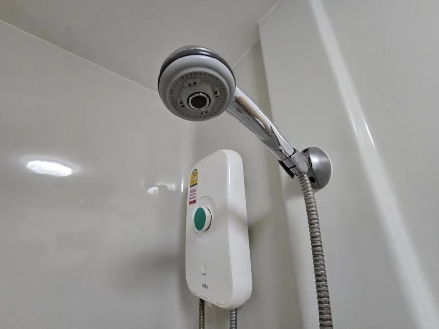 For rent: The Trust Condo Amata - Chonburi. The whole room is decorated with wallpaper. Very livable. Good high floor. Book now.