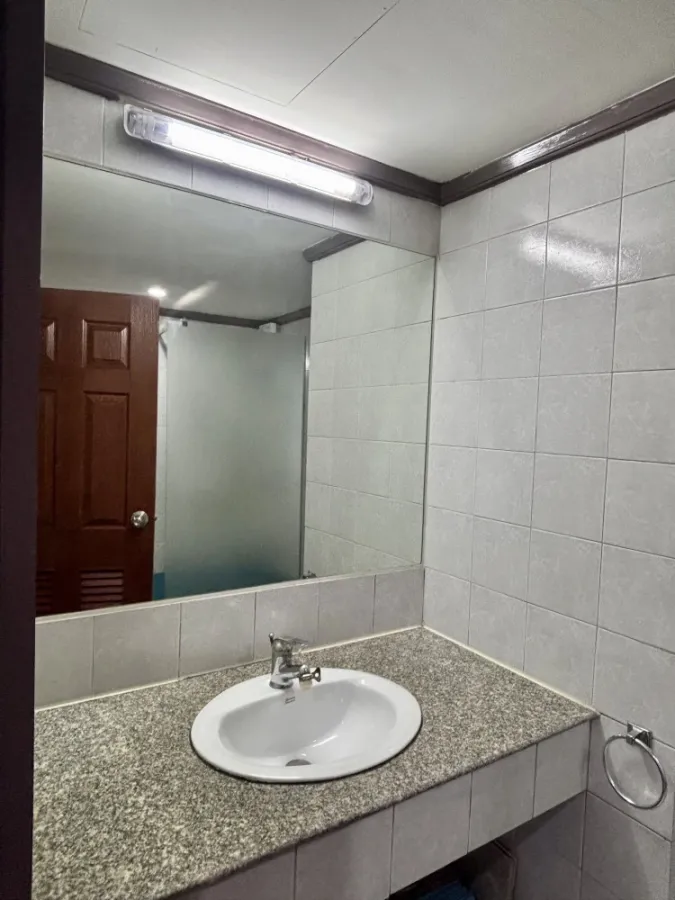 For rent Supalai Park Phahon Yothin 21, room on a very high floor (28th floor), divided into separate rooms, don't miss it.