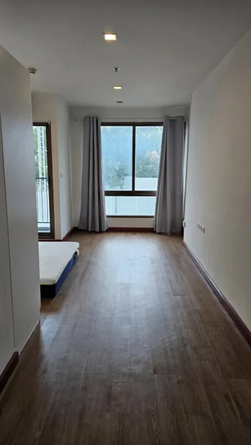For rent: Casa Condo Asoke-Dindaeng, unfurnished studio unit. Excellent location, convenient transportation. Don't miss out!