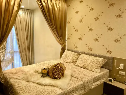 For rent Onyx Phaholyothin, Duplex room, 2 floors, Modern style, with luxurious Chandelier, for only ten thousand.