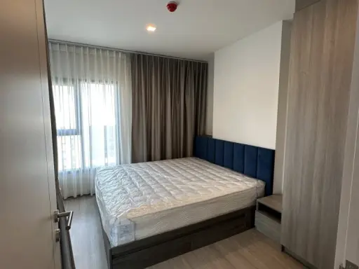 For sale: The Base Phetchaburi - Thonglor. Very spacious room. Comfortable and not cramped. View of swimming pool and fitness center. Reserve now. images