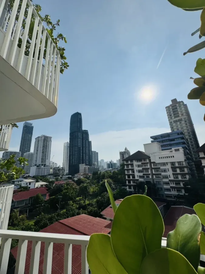 🎨🏙️ For Rent: Chewathai Residence Thonglor | Brand new, spacious, comfortable room in the heart of Thonglor! 🏙️🎨