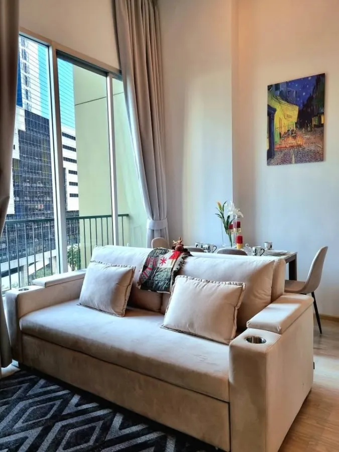 For sale or rent Noble Revolve Ratchada 2, corner room has a lot of privacy, 4 meter high ceiling, doesn't feel cramped. You can reserve it now.