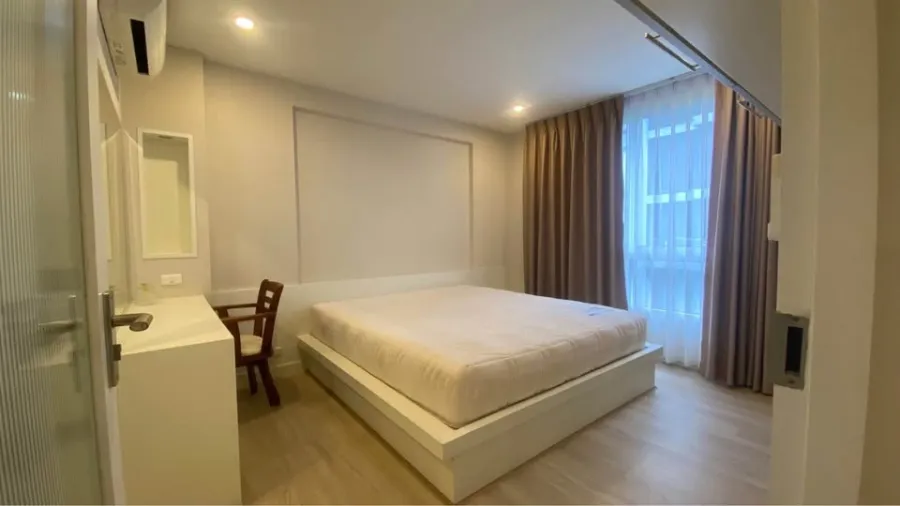 ให้เช่า สาทร พลัส ออน เดอะ พอนด์ ตกแต่งด้วยเฟอร์นิเจอร์บิวท์อิน ห้องกว้างขวางมาก จองเลยอย่าลังเล