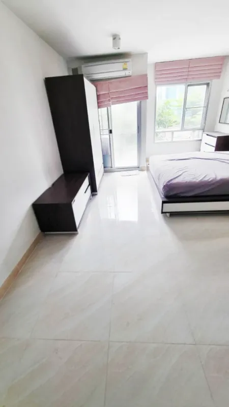 ขาย IRIS Avenue อ่อนนุช - วงแหวน อาคาร 1 ชั้น 2 พื้นปูกระเบื้องแกรนิโต แถมเฟอร์นิเจอร์ทั้งหมด จองแล้วจะไม่ผิดหวัง
