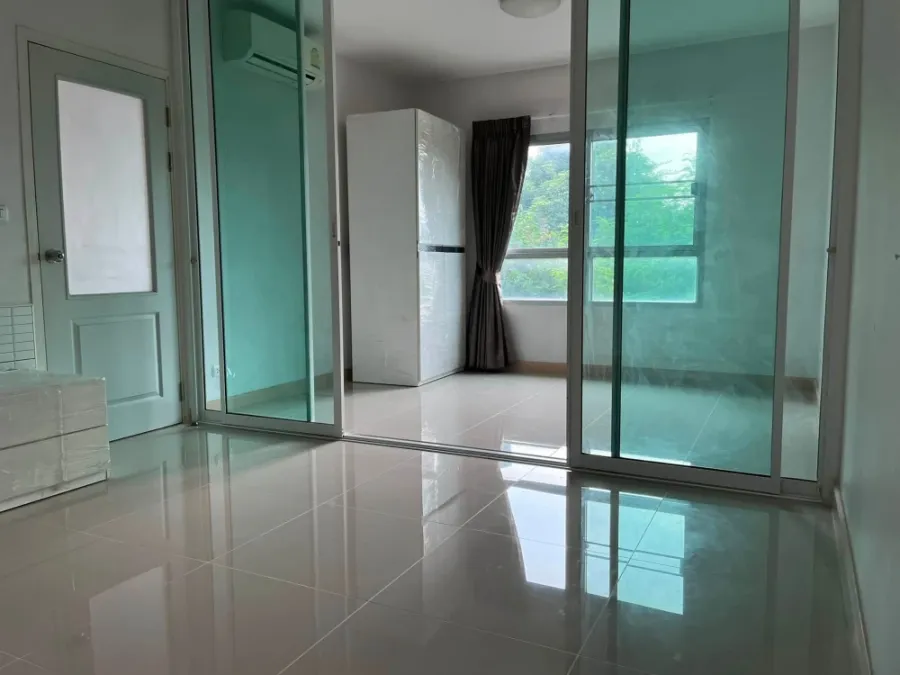Condolette 624 Ladprao for rent. Beautiful garden view with green trees. Bright and airy, no need for lights during the day, and enjoys better air qua
