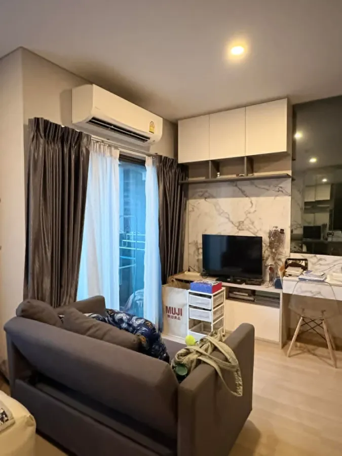 For rent: Lumpini Suite Dindaeng-Ratchaprarop. A lovely room with high-quality built-in furniture. Don't miss out!