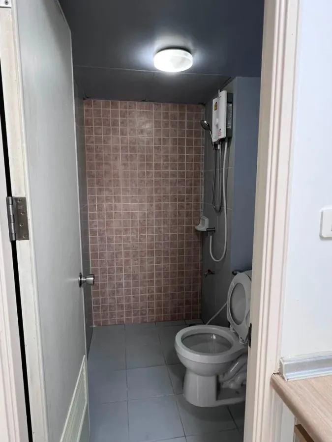 For rent: Lumpini Township Rangsit Klong 1, a lovely apartment on the 6th floor with complete furnishings. What are you waiting for?