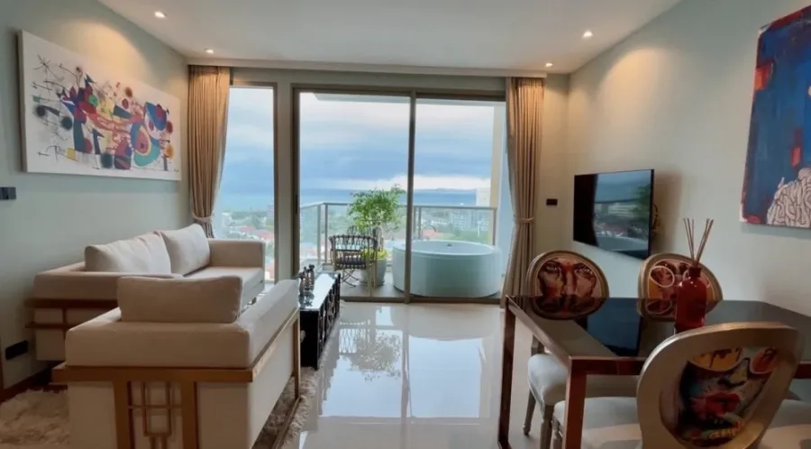 For rent: The Riviera Ocean Drive, spacious room with plenty of usable space, comes with a private Jacuzzi on the balcony, great location, book now!