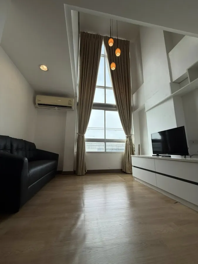ให้เช่า Zoom Condo Place พื้นที่ใช้สอย 51 ตรม. ห้อง Duplex 2 ชั้น 1 ห้องนอน พร้อมเฟอร์ครบ ห้ามพลาด