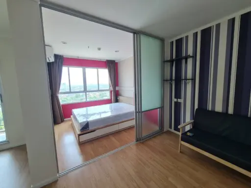 For rent, Lumpini Ville Prachachuen-Phong Phet 2, 17th floor, divided into sections. Ready to install wallpaper in the entire room. Book now.