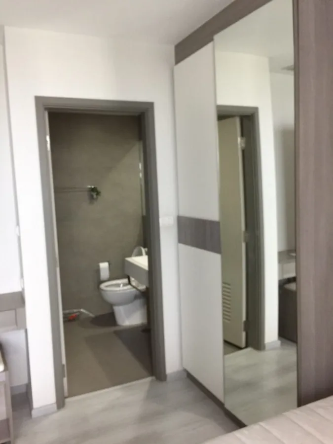 Sale Greene Condo Chaengwattana, bathroom, fully furnished, electrical appliances are ready. Get a view of Chaeng Watthana Road. Must reserve.