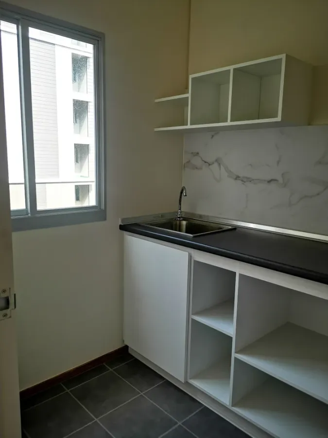 For rent: Lumpini Condo Town Ekamai 48, ready to move in, complete facilities, reasonable price, book now.