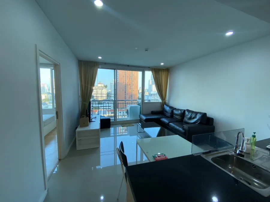 Condo for rent, Wind Sukhumvit 23, extremely spacious room, fully furnished, leather sofa, comfortable sitting You can't miss it, book now.
