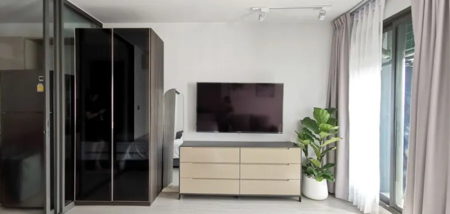 For rent Life Ladprao, white tone room, looks comfortable and comes at a very cheap price have all in one place Not booking is a big mistake.