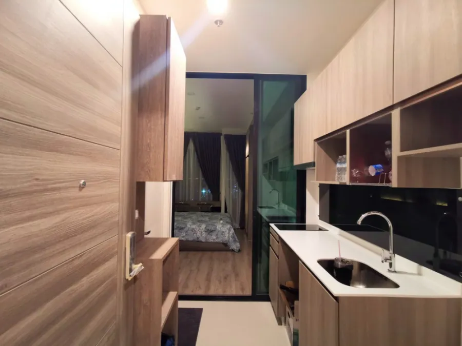 For rent Knightsbridge Collage Ramkhamhaeng. The room is decorated very beautiful. Furniture, appliances, complete urgently