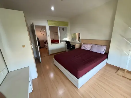 For rent: Life @ Ratchada-Suthisan. Spacious floor plan, comfortable living, no cramped feeling, beautiful view, private, and free from noise disturba