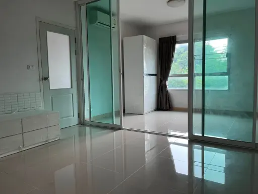 Condolette 624 Ladprao for rent. Beautiful garden view with green trees. Bright and airy, no need for lights during the day, and enjoys better air qua