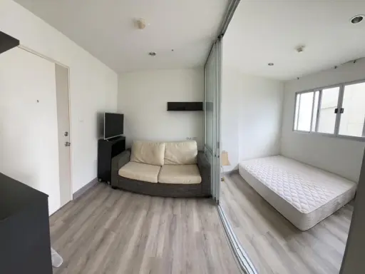 For rent: Lumpini Condo Town Lat Phrao, corner room with privacy, reasonable price. You must not miss it.