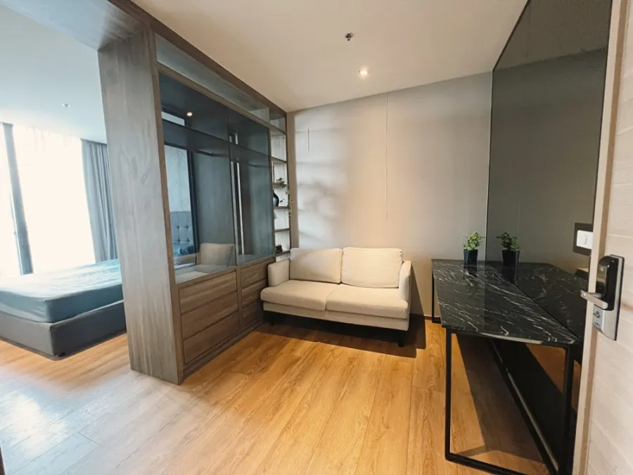 For rent: Park 24 Origin Phrom Phong, 37th floor, great city view, very nice room to sleep. Good furniture. Book now.