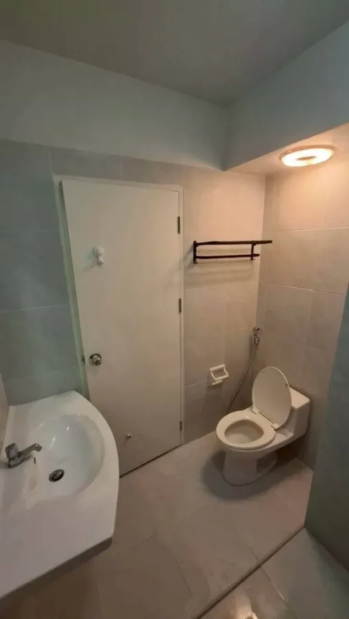 For rent: I House Rama9–Eakamai, studio room, fully furnished with appliances. Just bring your bags and move in!