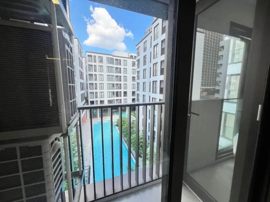 For rent, Chapter Thonglor 25, pool view, north balcony, bathtub, large sofa, very comfortable to sit on. Hurry and reserve now.