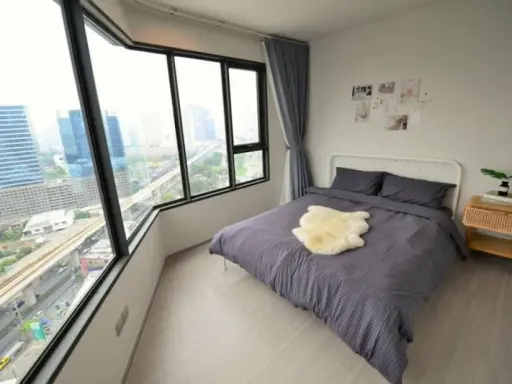 The bedroom has a full view, lie down and look at the stars, open the glass to get the cool breeze on a rainy day. Happiness is overflowing with Life Ladprao for rent. images