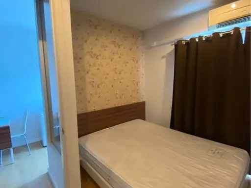 For rent: The Parkland Ngamwongwan, Krarai, with beautiful floral wallpaper, built-in wardrobe, book now!