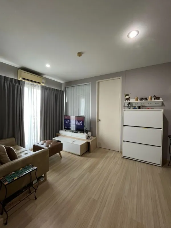 ให้เช่า The Parkland Srinakarin Lakeside โซฟาหนังหนานุ่มนั่งสบายไม่ร้อน ตกแต่งครบ พร้อมอยู่ จองเลย