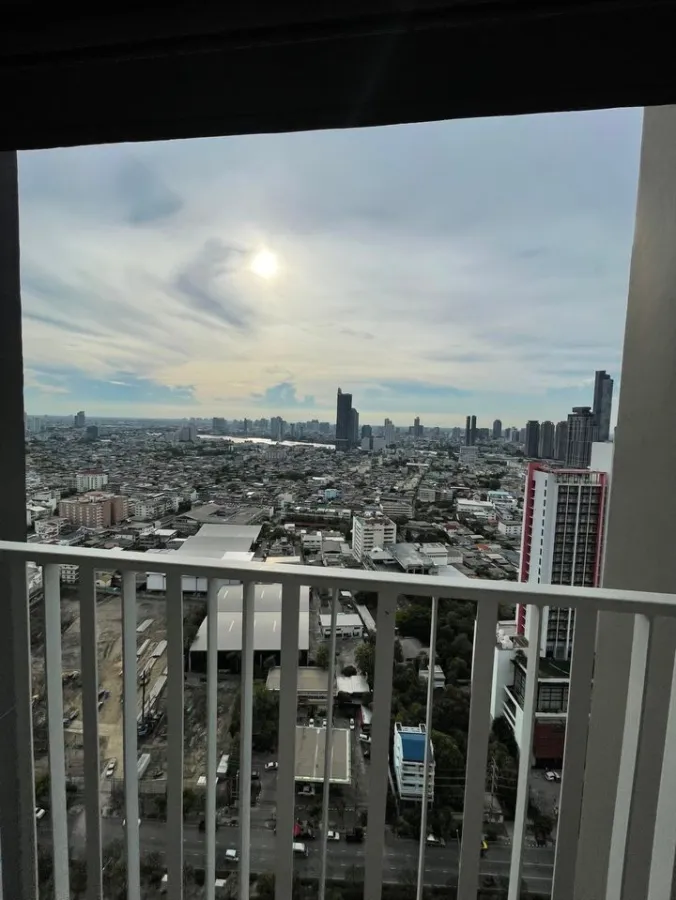 For rent: The key Sathorn-Charoenrat, 34th floor, very beautiful city view. The bed is soft and comfortable to sleep on. Hurry and reserve it.