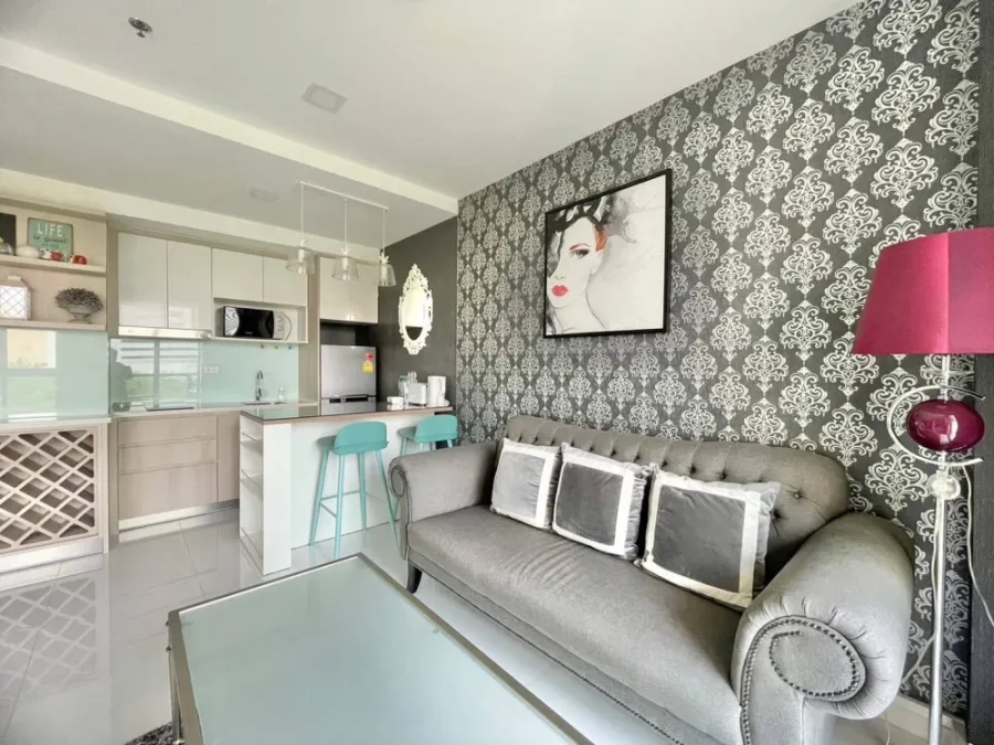 Selling The Cloud Pattaya, 1 bedroom, 1 bathroom. Features high-quality wallpaper and fully furnished. Book now!