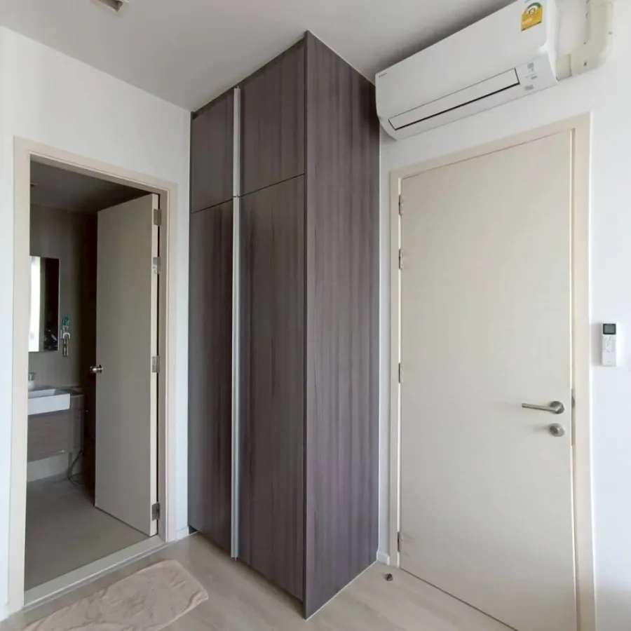 Quinn Ratchada 17 for sale, balcony facing out, open view, no buildings blocking, room does not face the main road, so there is no traffic noise, rese