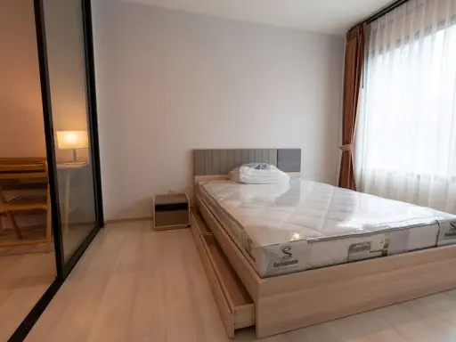 For rent: Life Asoke, 1 bedroom, 1 bathroom, fully furnished, just bring your bags and move in.