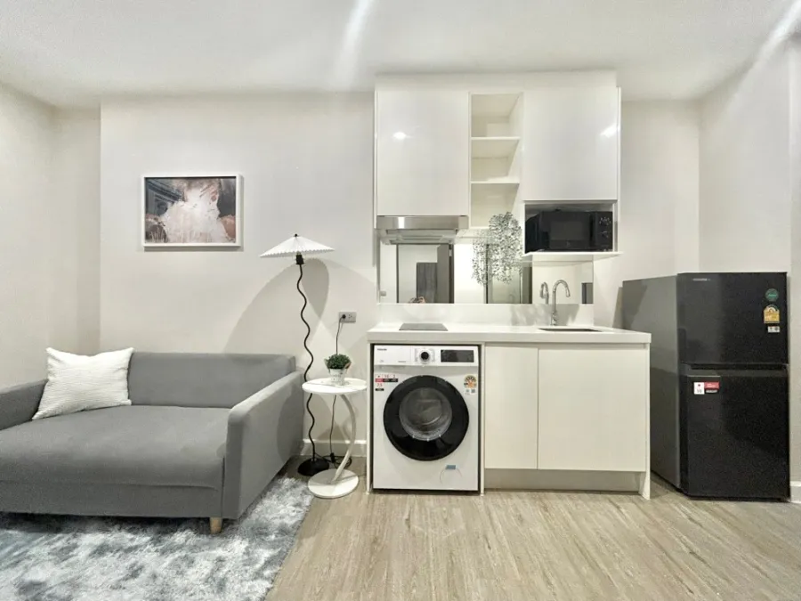 For rent: The Sky Sukhumvit, 4th floor, beautiful room, comes with complete decorations. Book now quickly.