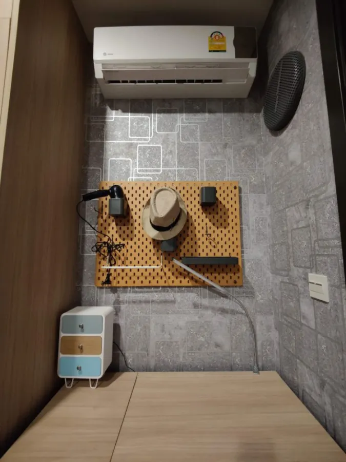 For rent M Jatujak, Building A, 18th floor, has a beautiful city view. Plus, the wall is attached to the wall around the room. Do not book, regret ins