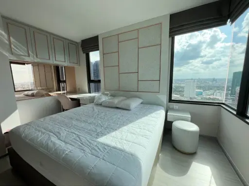 For rent, Life Ladprao, well decorated with built-ins throughout the room, corner room, high floor, very beautiful view, very worth booking.