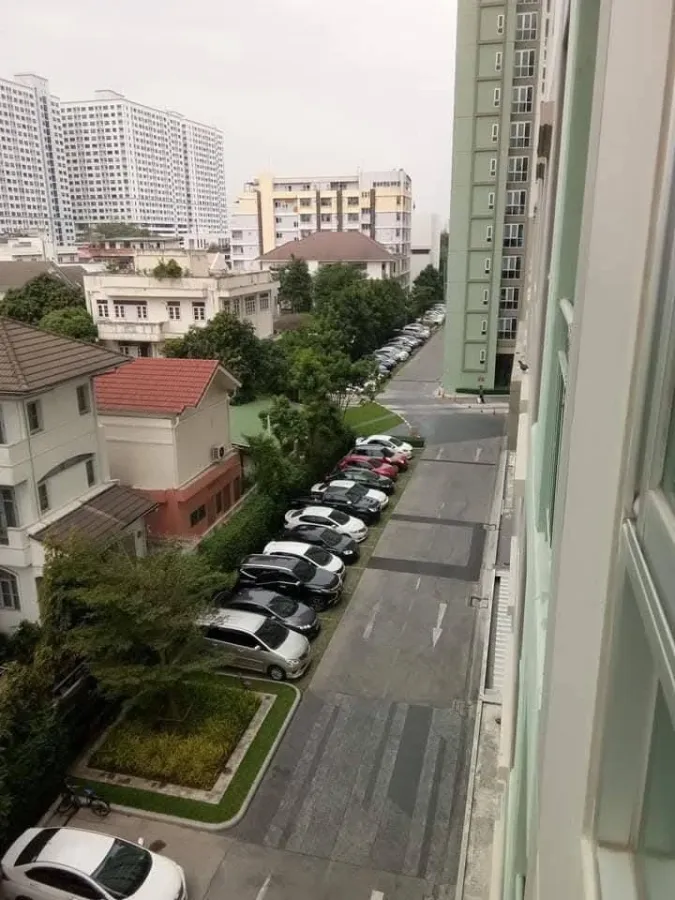 For rent: Lumpini Ville Sukhumvit 77/2, open view, no tall buildings blocking the view. The room has complete electrical appliances, ready to move in.