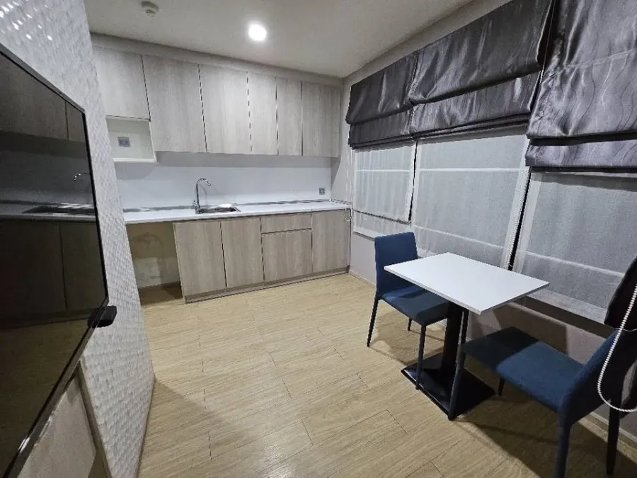 For sale, for rent, Winn Condo Phahon Yothin 52, quiet corner room, with awesome wallpaper throughout the room, very worth booking.