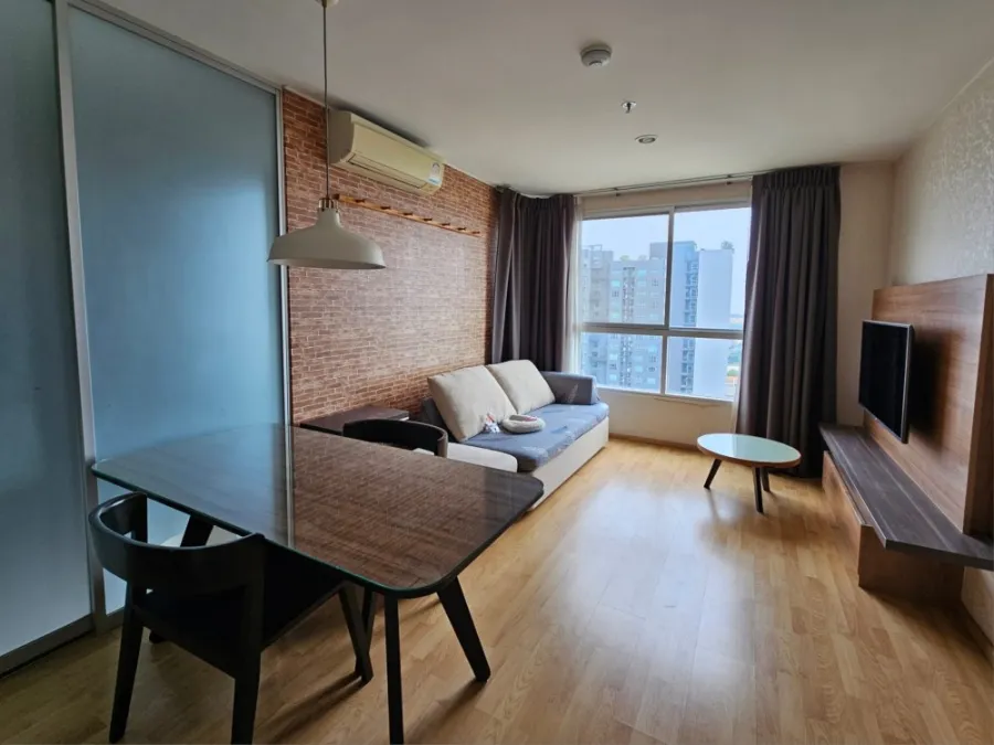 For sale or rent: U Delight Residence (Pattanakarn - Thonglor), 18th floor, large front room. The wallpaper is well installed. Hurry and reserve now.