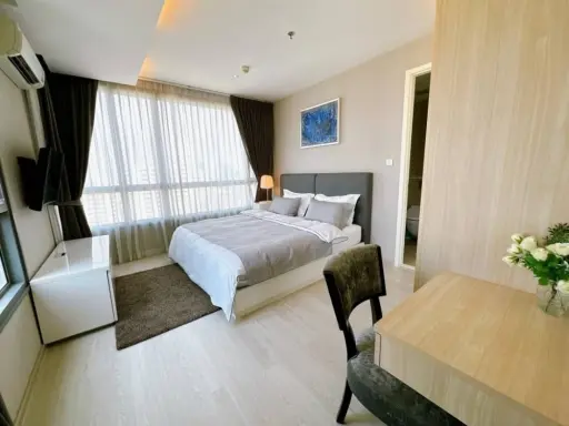 For Rent H Condo Sukhumvit 43, 26th floor, beautiful city view. The room is simply decorated, with pleasing color tones. Reserve now.