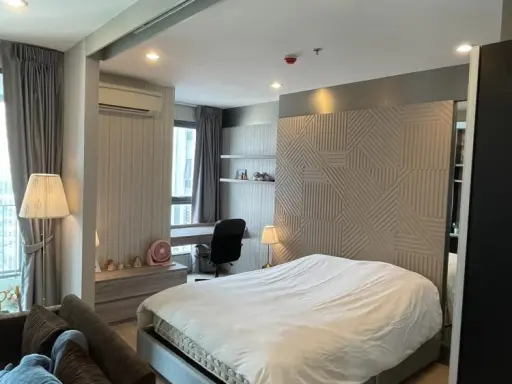 Condo for rent, ideo Q Chula-Samyan, room decorated with awesome Buit-In, wallpaper installed throughout the room, book now. images