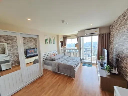 For rent Lumpini Ville Phatthanakan-Srinakarin. The city view is very beautiful. The room is nice and has wallpaper throughout the room. Don't miss it