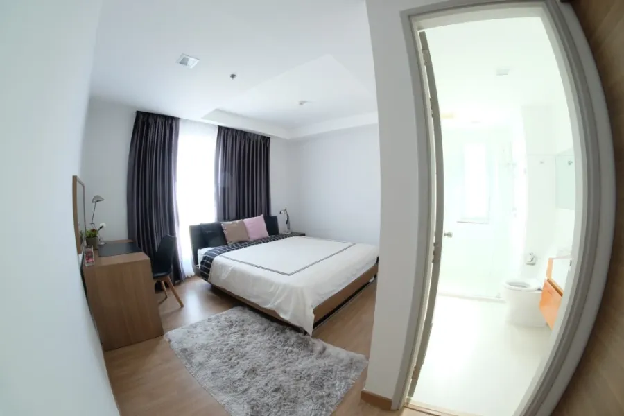 For rent: Thru Thonglor, apartment on the 20th floor (very high). Large, beautiful living room, fully furnished and ready to move in.